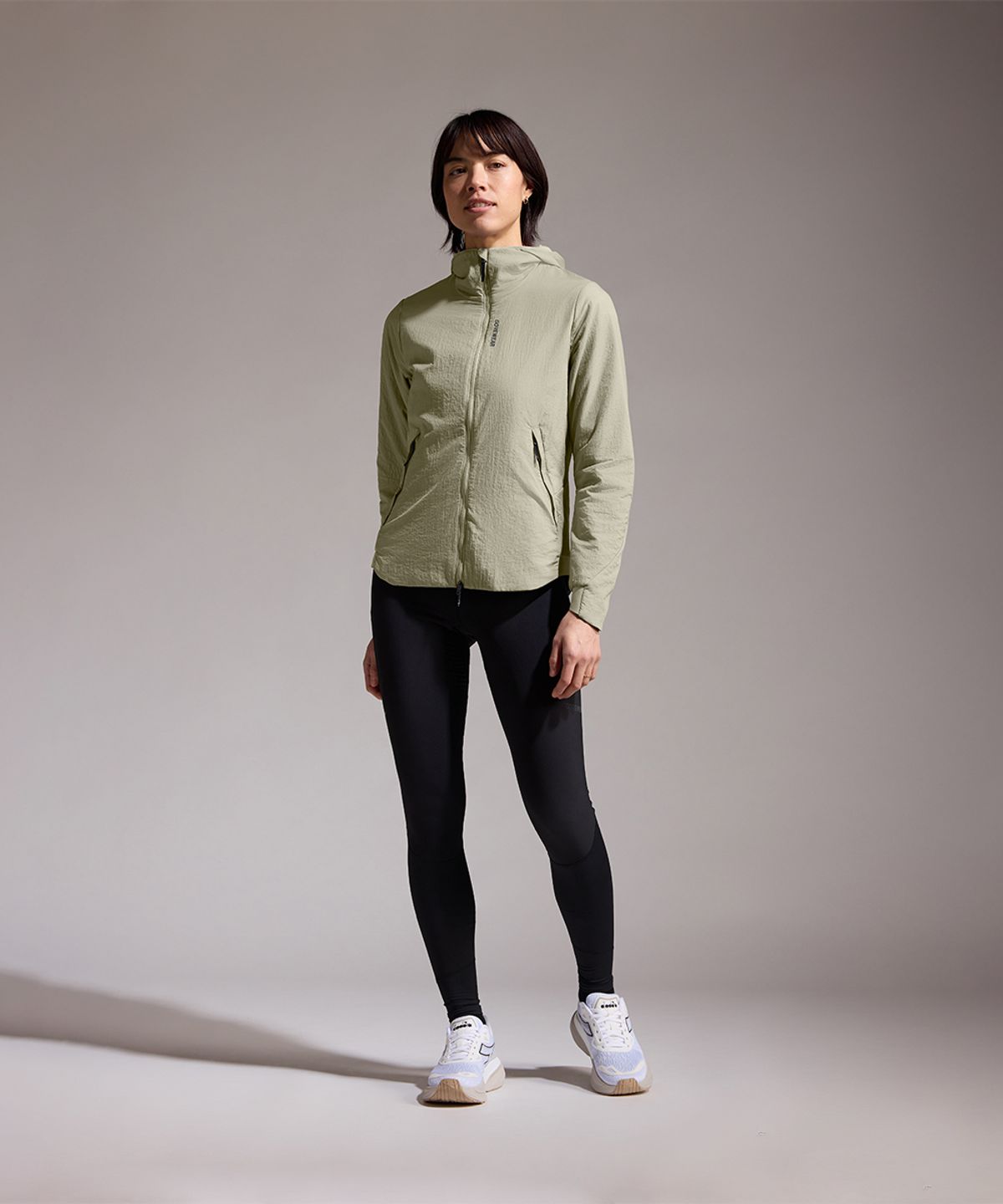 고어웨어(GOREWEAR) 컨커브 윈드스토퍼 ePE 인슐레이티드 후드 자켓 우먼 - 테크 베이지 (여성용) 방풍 보온 아우터