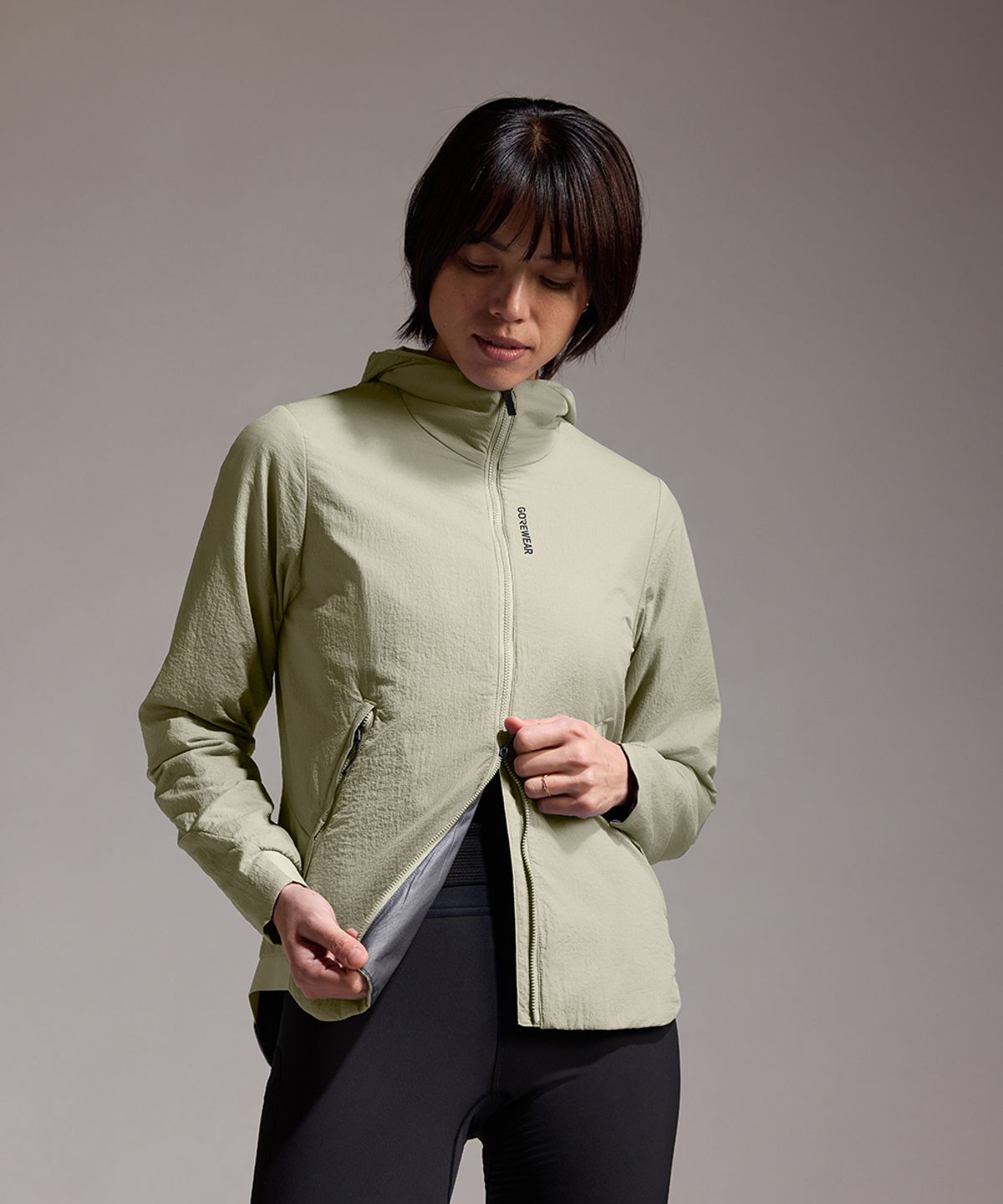 고어웨어(GOREWEAR) 컨커브 윈드스토퍼 ePE 인슐레이티드 후드 자켓 우먼 - 테크 베이지 (여성용) 방풍 보온 아우터