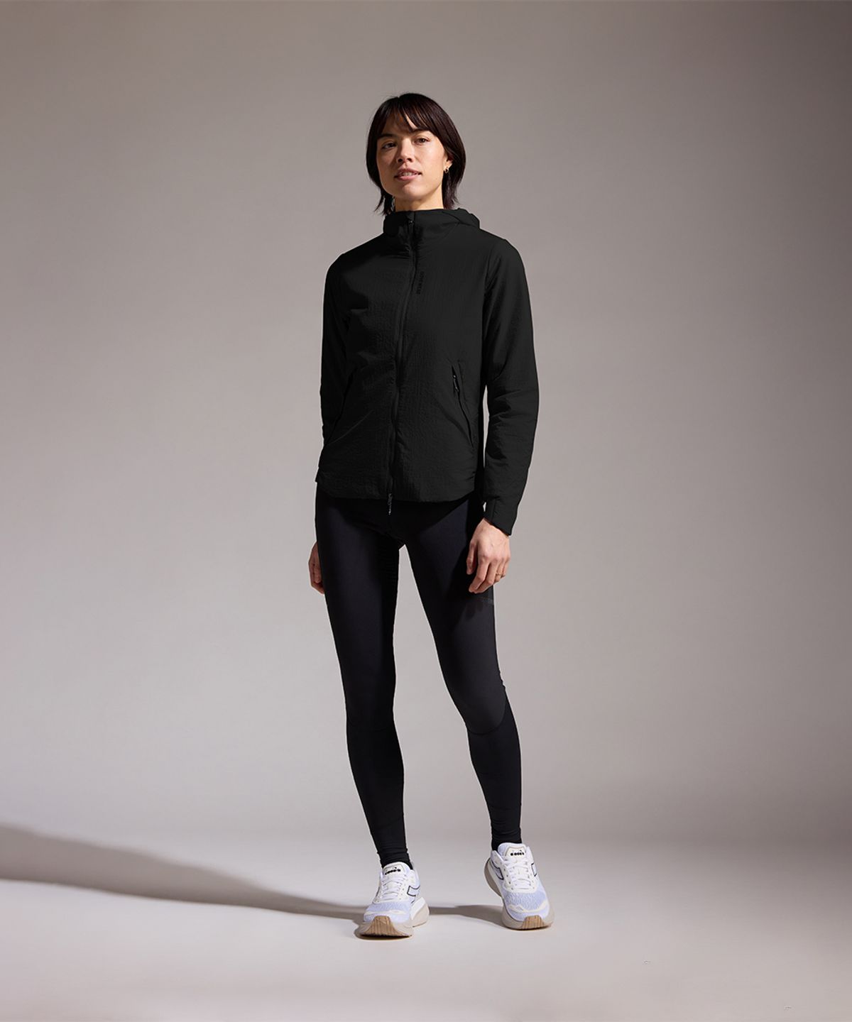 고어웨어(GOREWEAR) 컨커브 윈드스토퍼 ePE 인슐레이티드 후드 자켓 우먼 - 블랙 (여성용) 방풍 보온 아우터