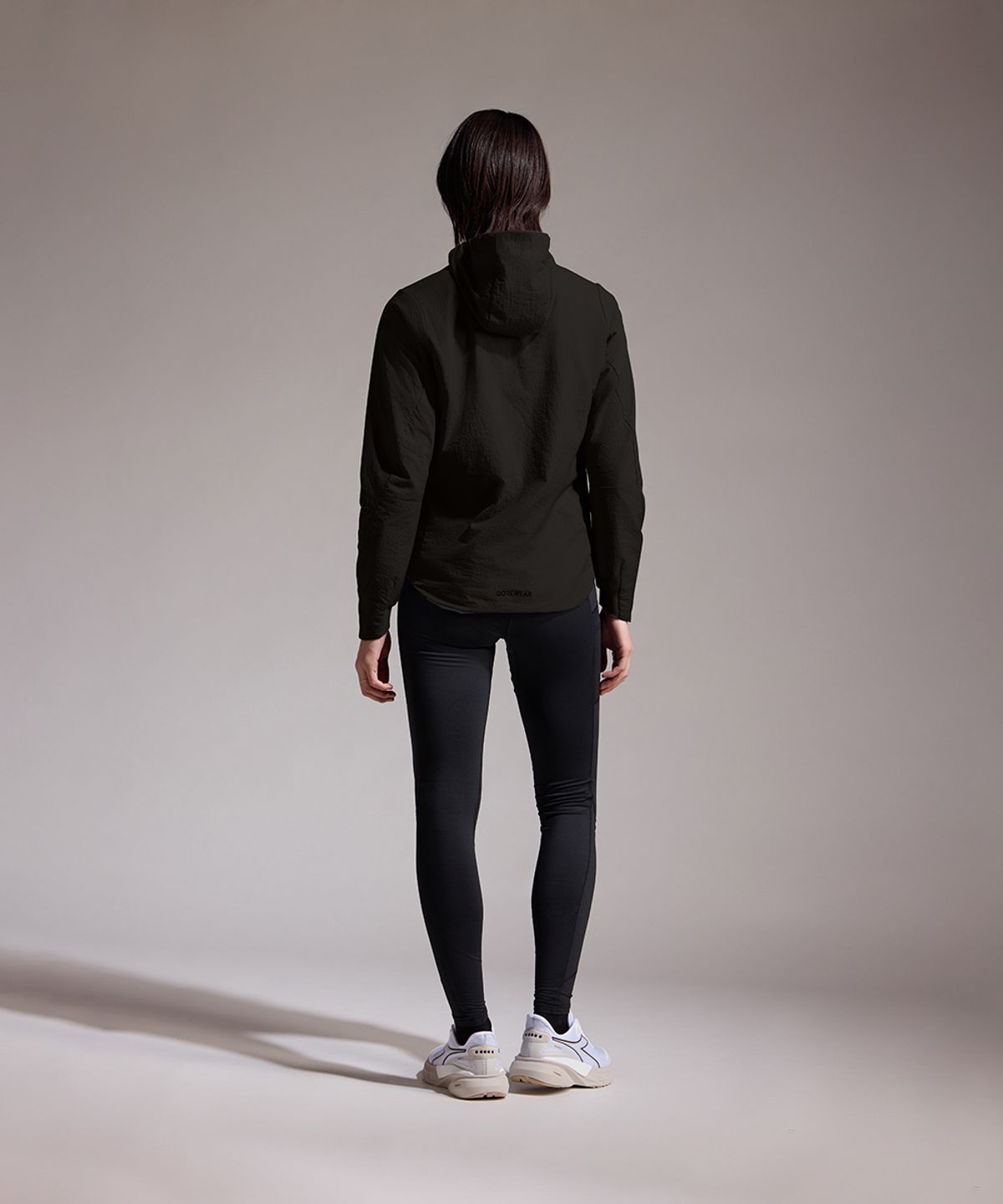 고어웨어(GOREWEAR) 컨커브 윈드스토퍼 ePE 인슐레이티드 후드 자켓 우먼 - 블랙 (여성용) 방풍 보온 아우터