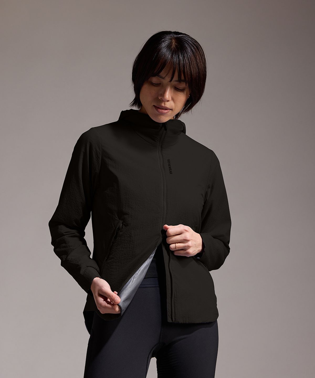 고어웨어(GOREWEAR) 컨커브 윈드스토퍼 ePE 인슐레이티드 후드 자켓 우먼 - 블랙 (여성용) 방풍 보온 아우터