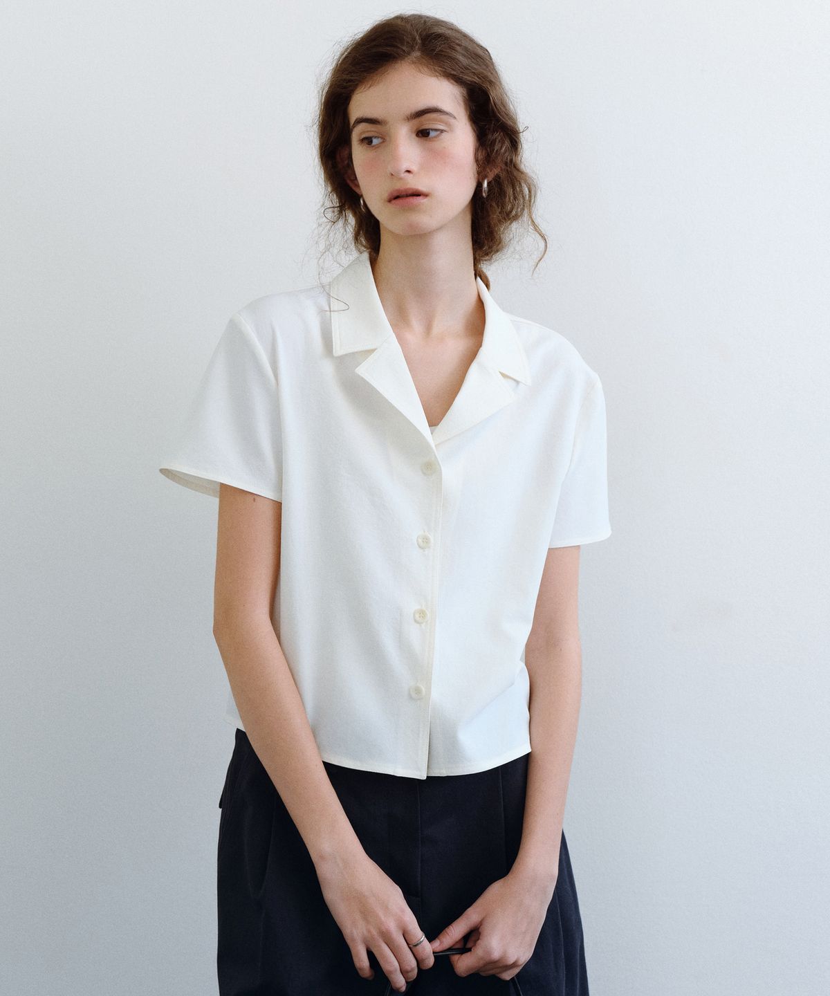 유라고(URAGO) Catherine open collar blouse