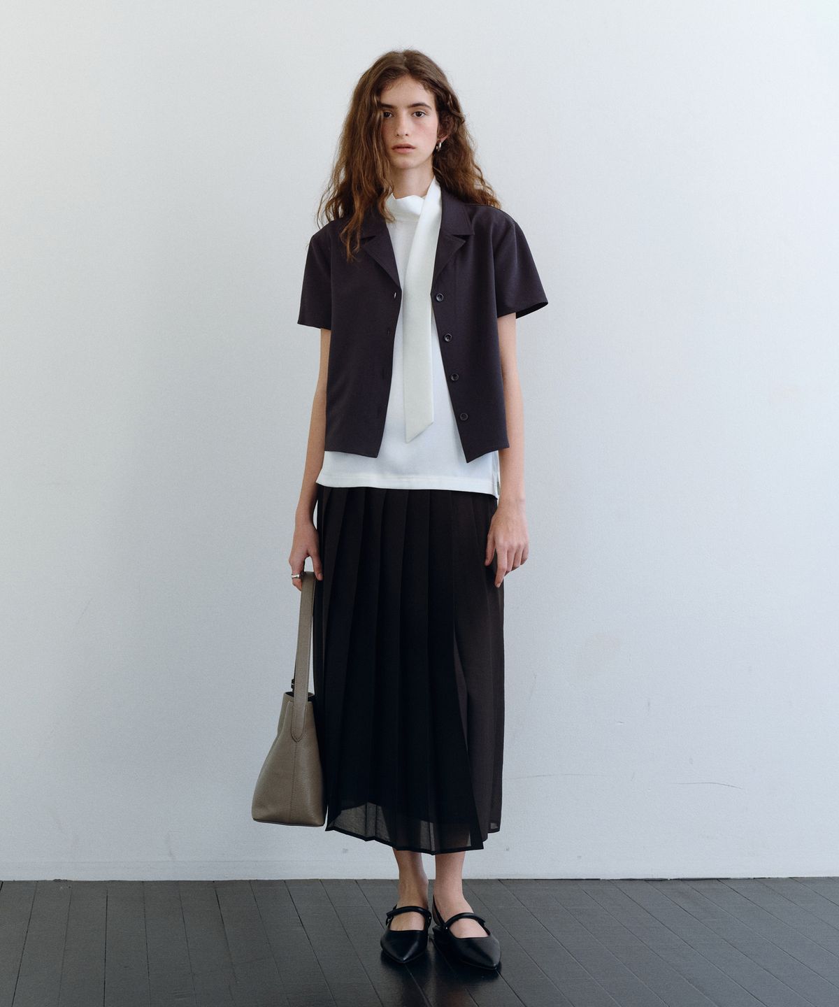 유라고(URAGO) Catherine open collar blouse