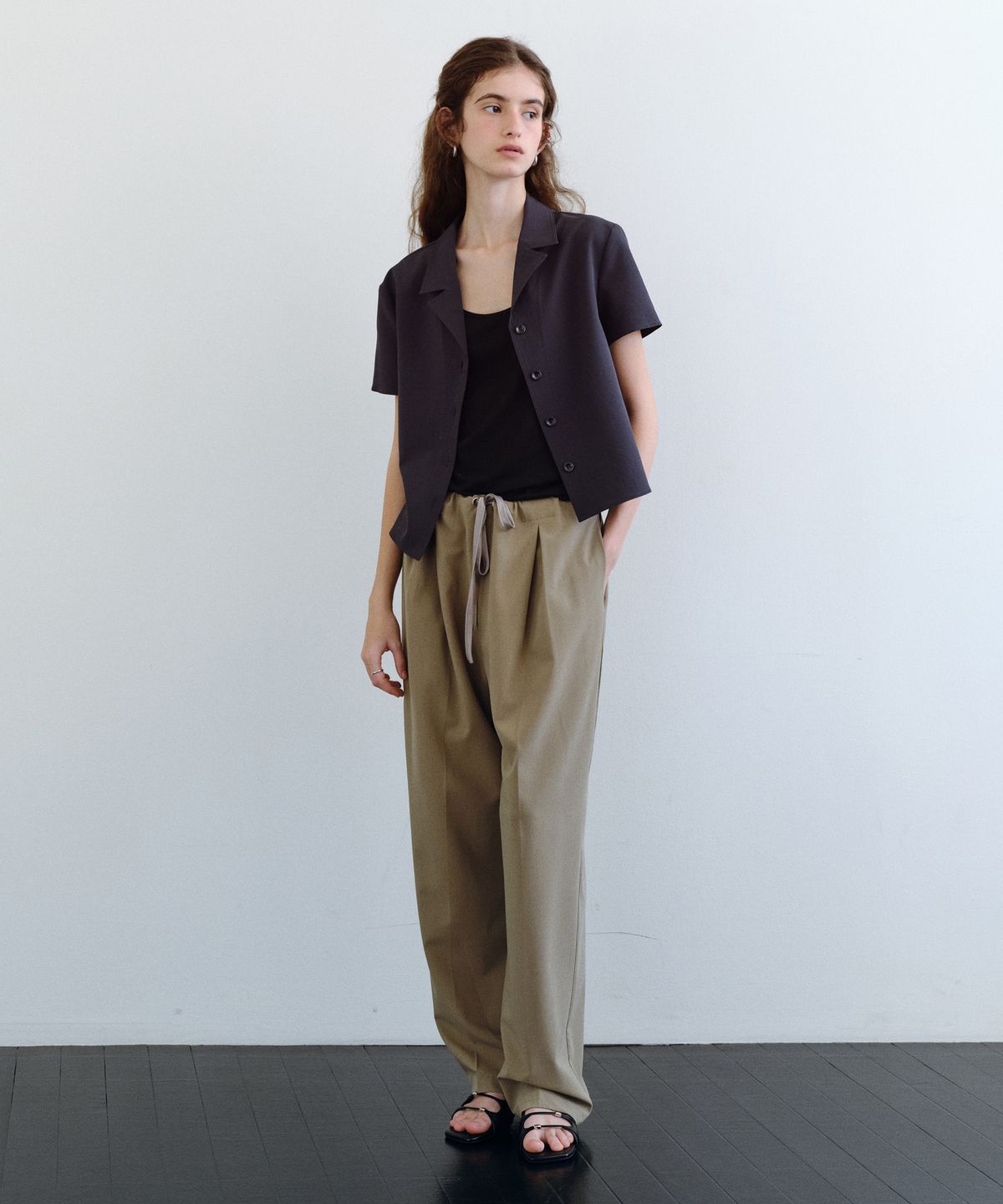 유라고(URAGO) Catherine open collar blouse