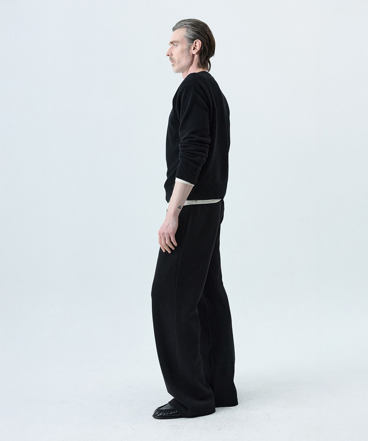 세비지(SAVAGE) Round Neck Knit - Black