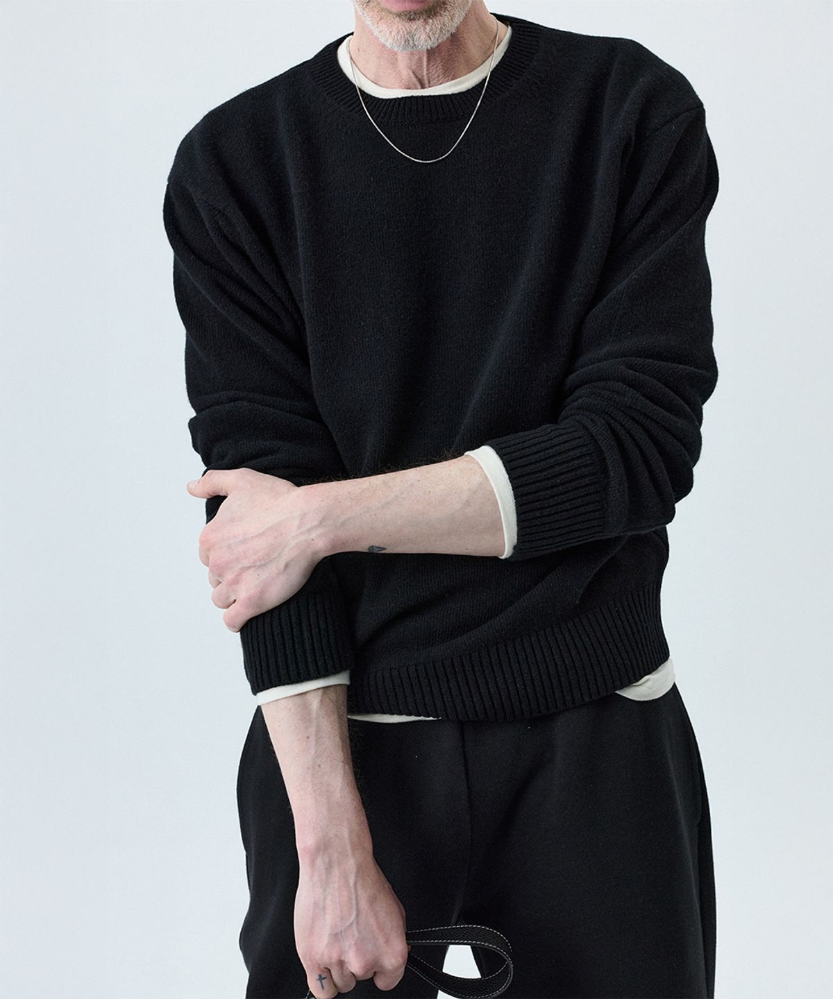 세비지(SAVAGE) Round Neck Knit - Black