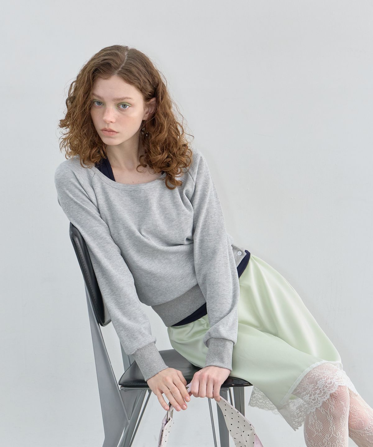 레터리(LETERIE) BUTTON OFF-SHOULDER LONG SLEEVE_GREY