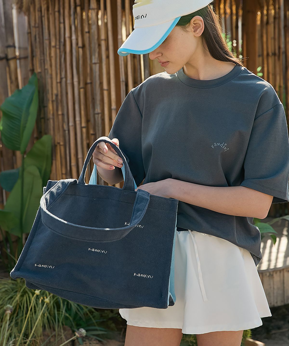 칸디니(KANDINI) 챠콜 그래픽 반팔 티셔츠 (Unisex)