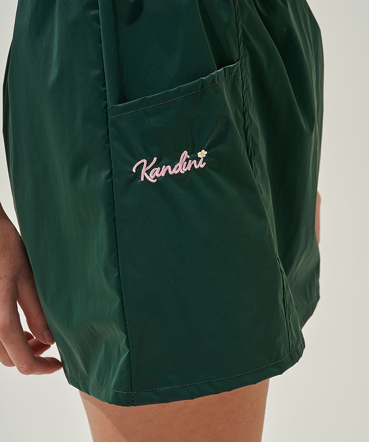 칸디니(KANDINI) 그린 글로시 미니 스커트