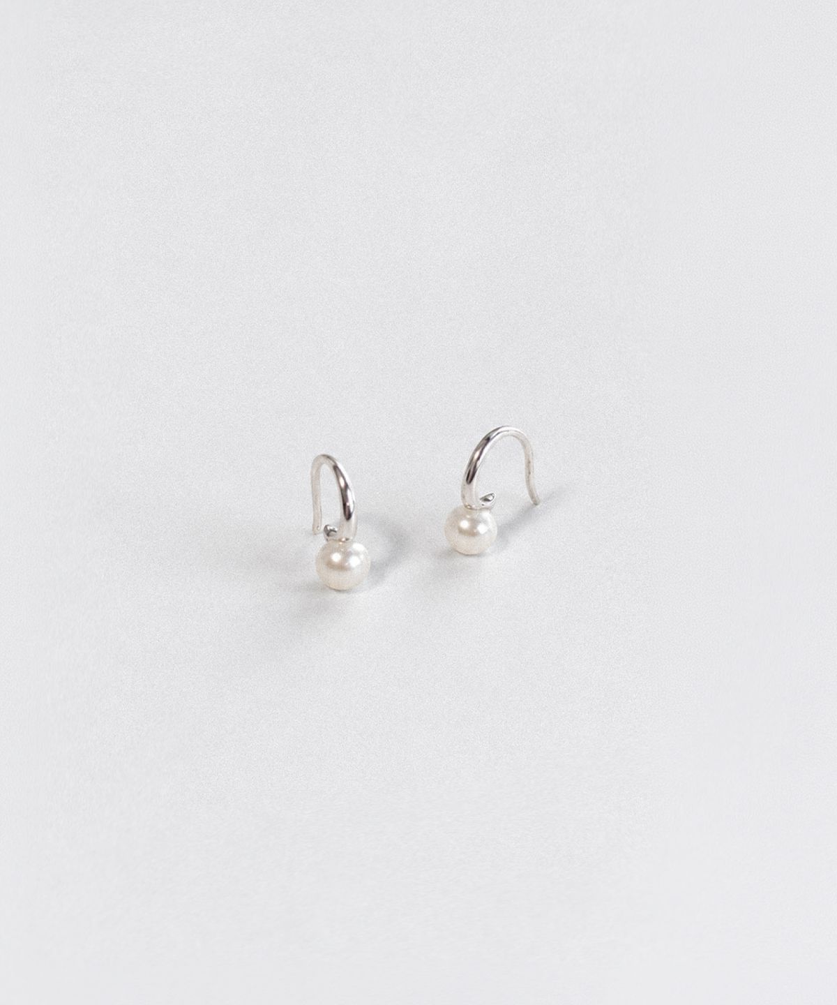 노시스(KNOSIS) [925 silver] 커브 펄 귀걸이