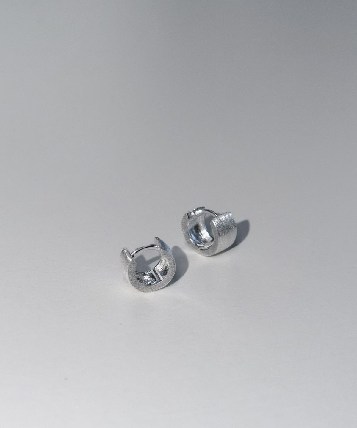 노시스(KNOSIS) [925 silver] 새틴스퀘어 귀걸이