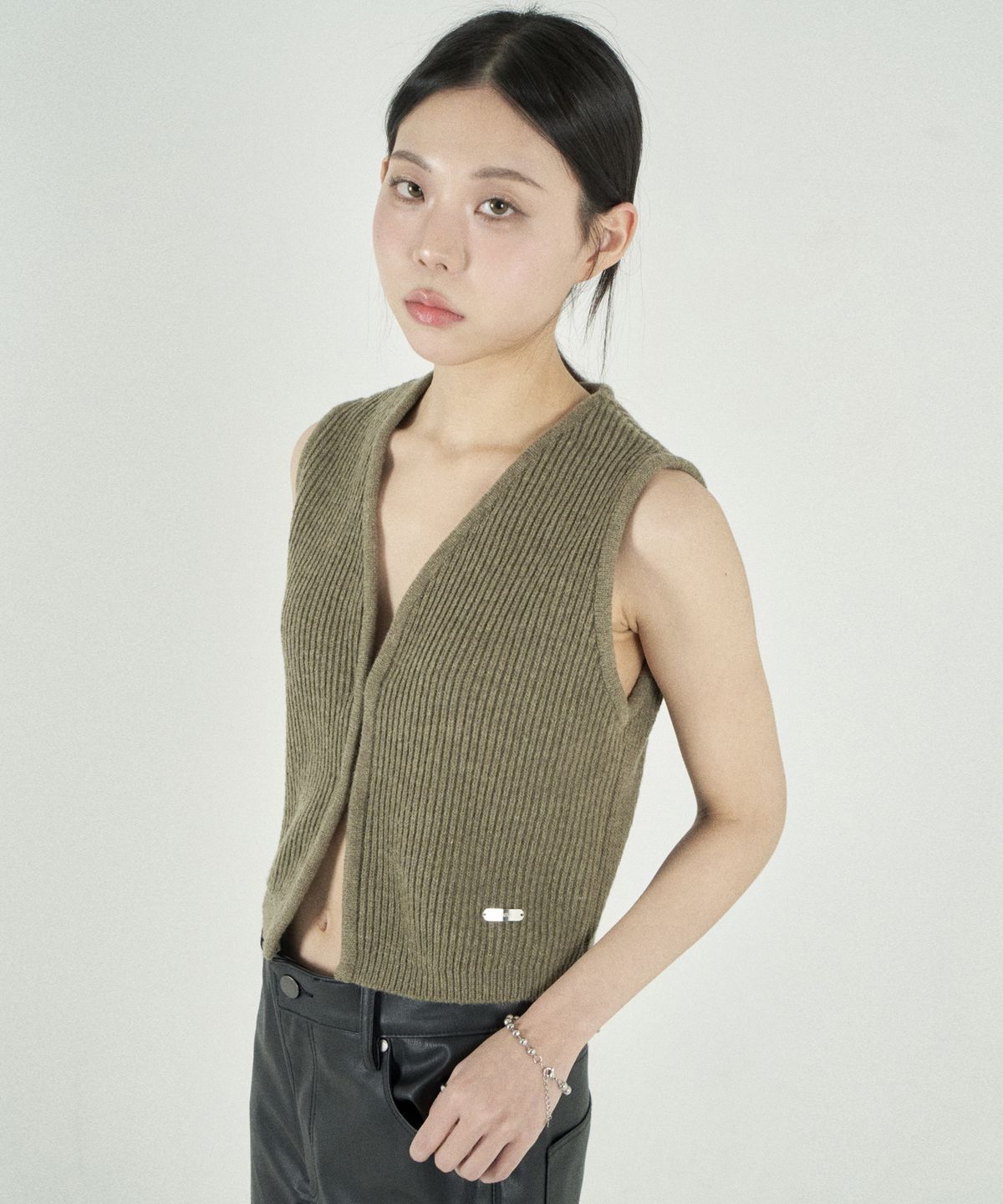 토바스(TOVAS) 미니멀 캐시미어 리브 베스트 (차콜)