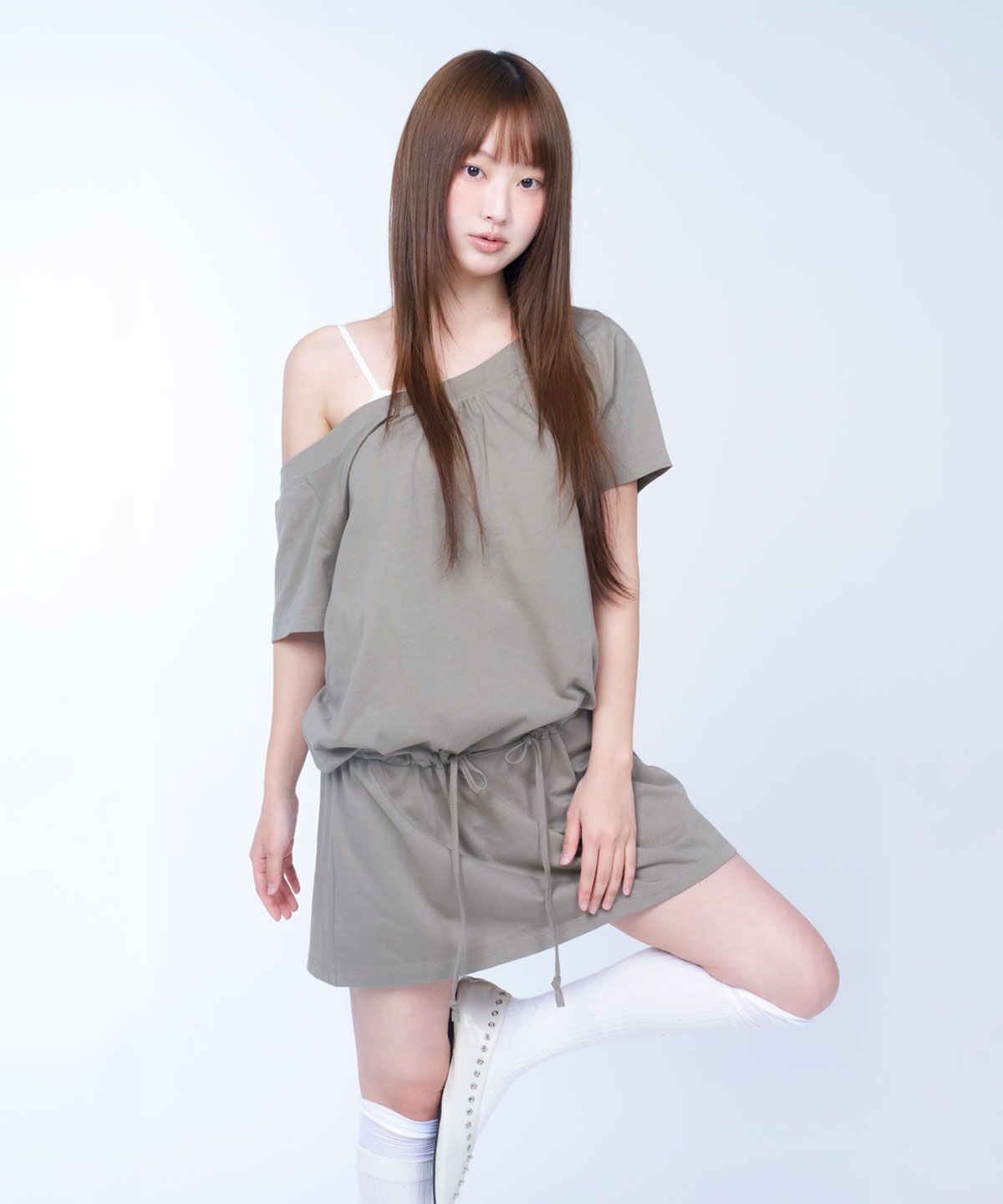 라이라이(LYELYE) One shoulder shirring top (khaki)