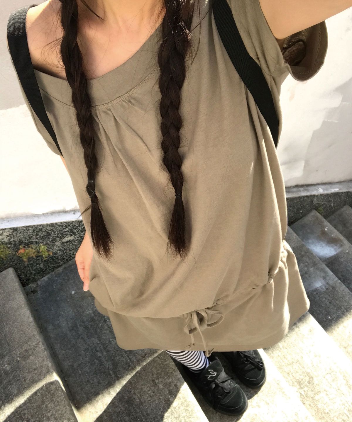 라이라이(LYELYE) One shoulder shirring top (khaki)
