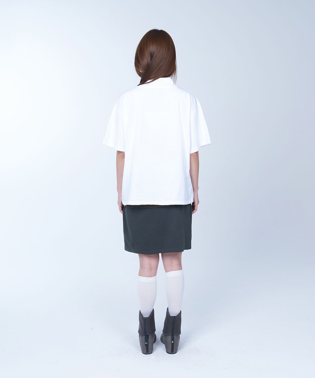 라이라이(LYELYE) Semi-crop half neck symbol tee (white)