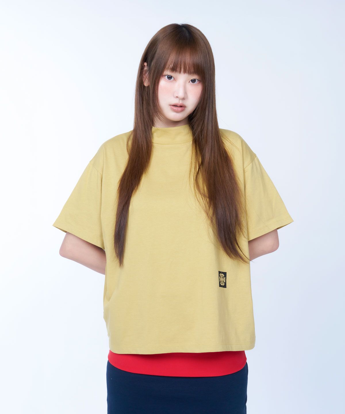 라이라이(LYELYE) Semi-crop half neck symbol tee (mustard)