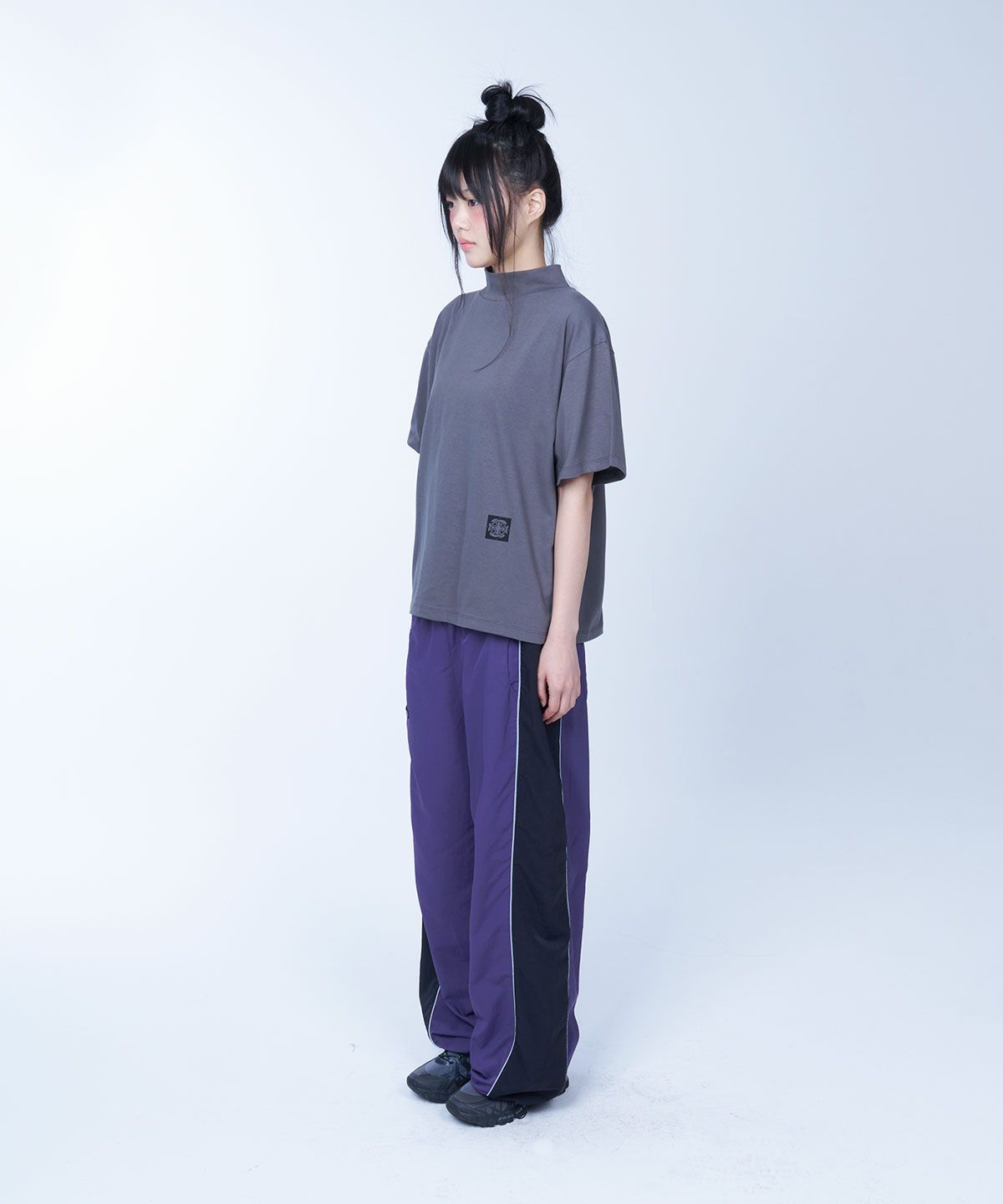 라이라이(LYELYE) Semi-crop half neck symbol tee (charcoal)