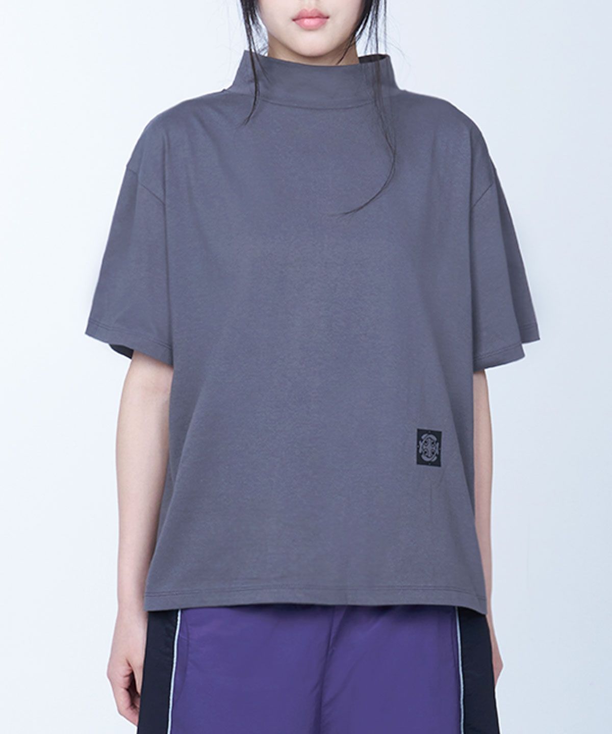 라이라이(LYELYE) Semi-crop half neck symbol tee (charcoal)