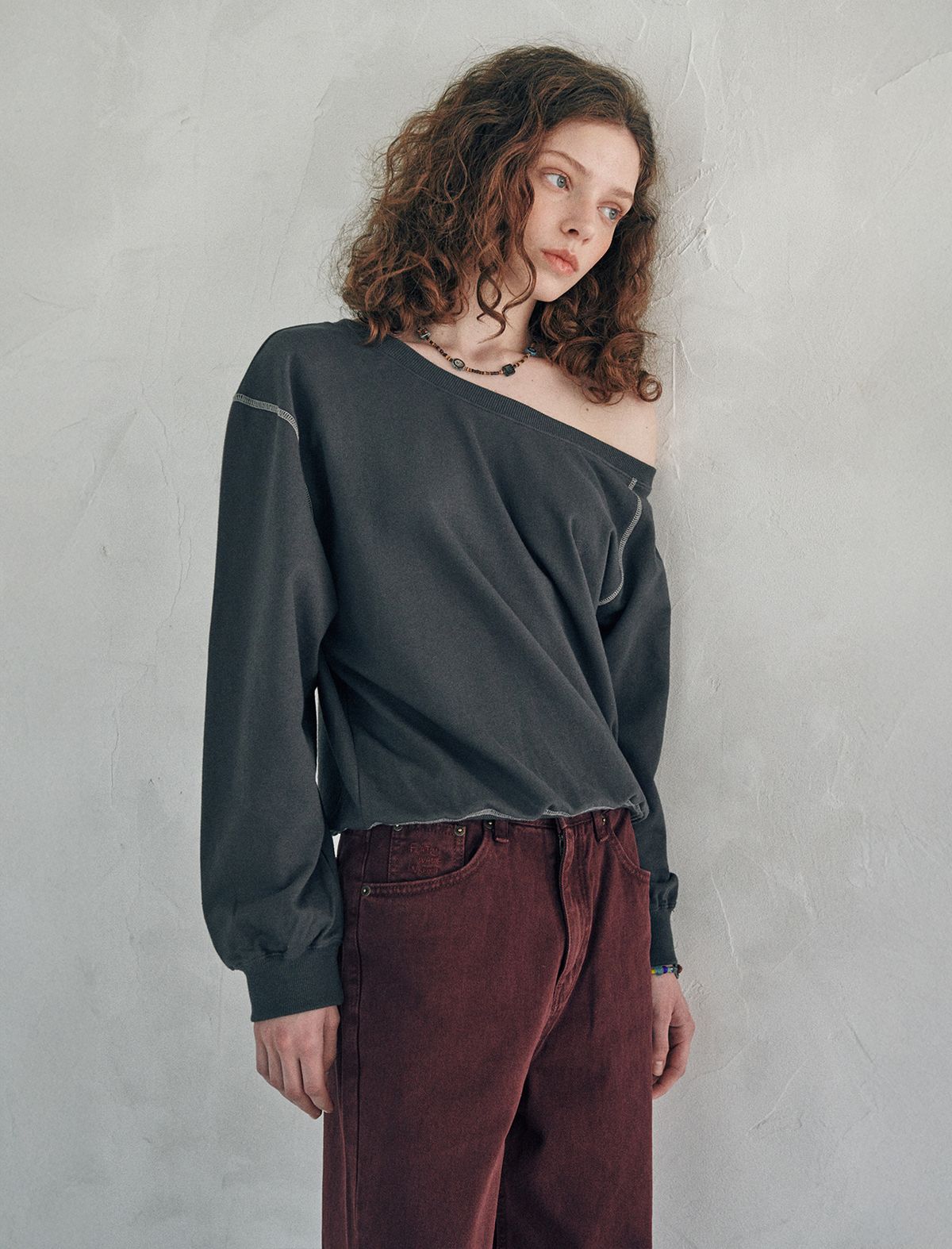플랫웨이브 인 서울(FLATWAVE IN SEOUL) Kaya Unbalance Off Shoulder Sweatshirt Charcoal