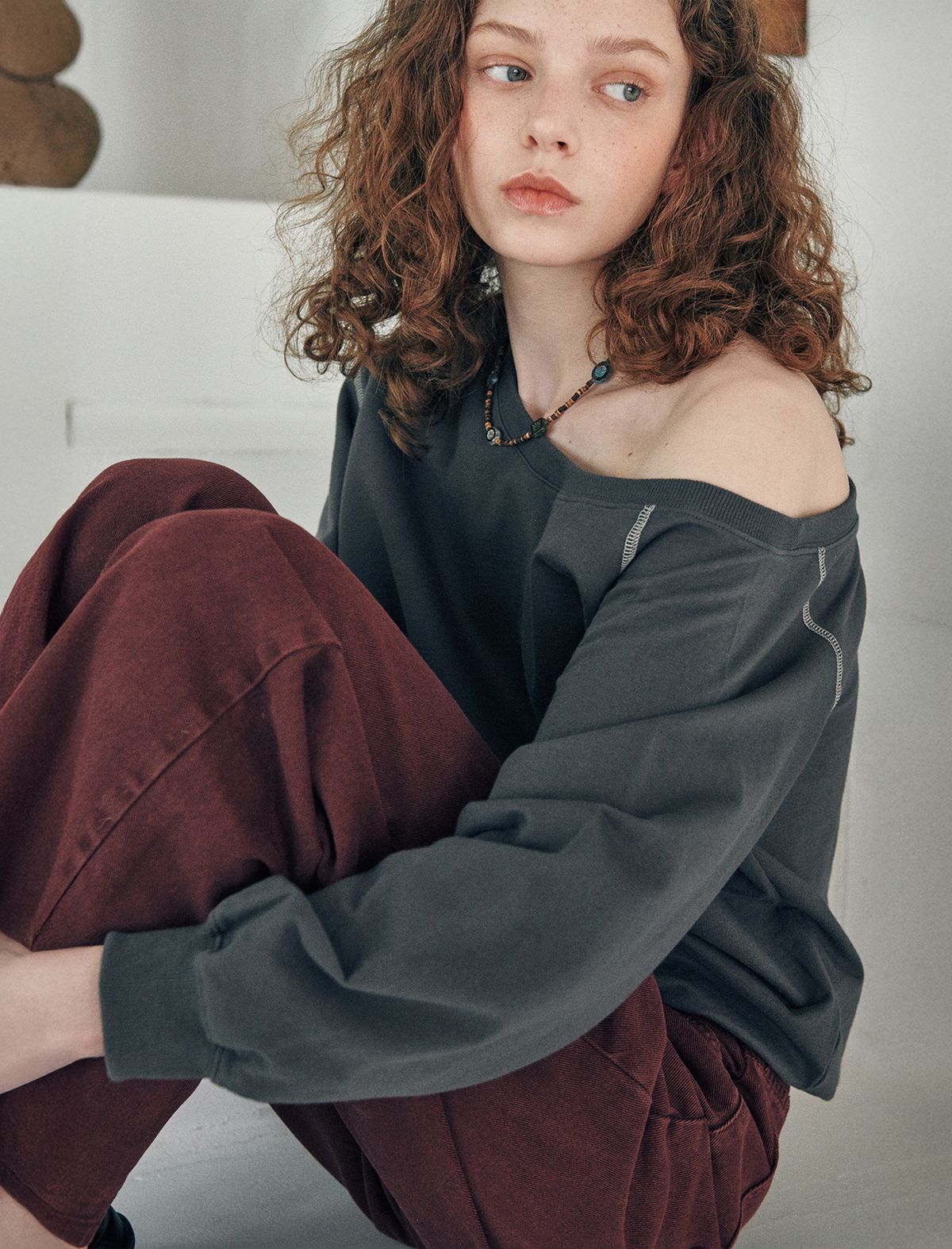 플랫웨이브 인 서울(FLATWAVE IN SEOUL) Kaya Unbalance Off Shoulder Sweatshirt Charcoal