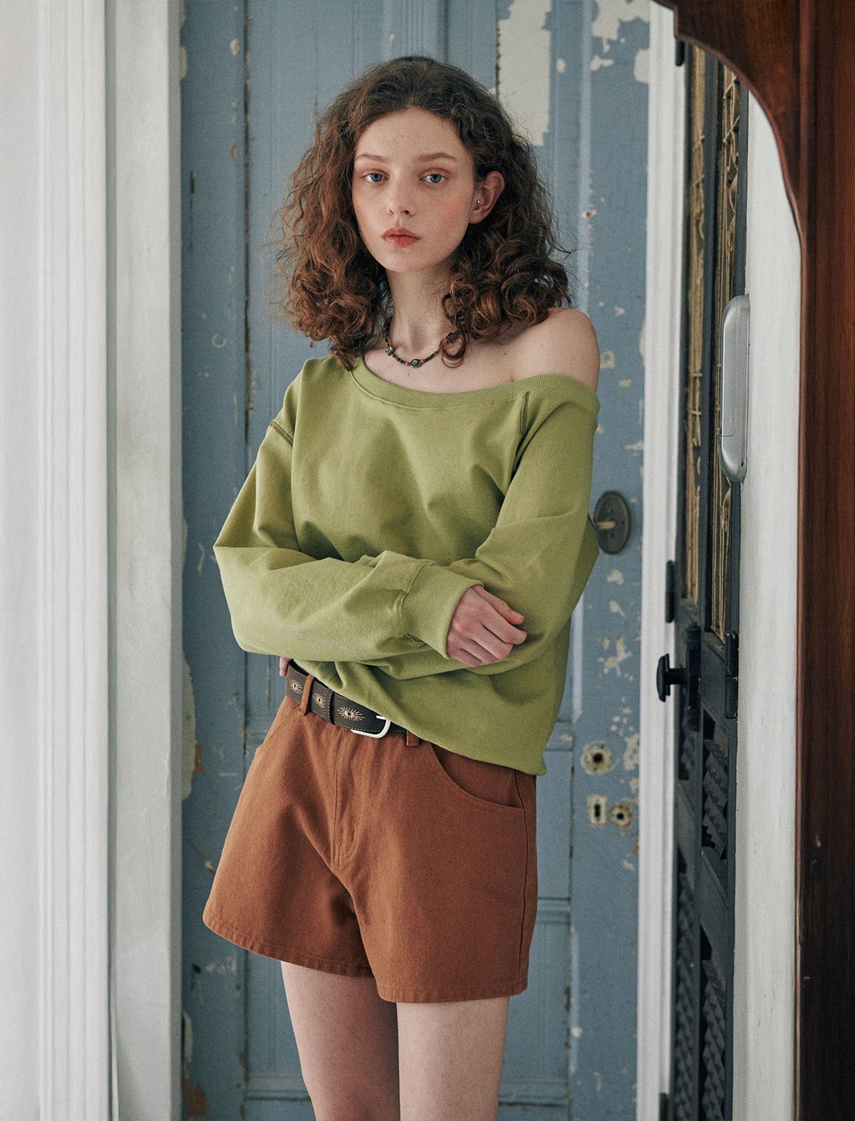 플랫웨이브 인 서울(FLATWAVE IN SEOUL) Kaya Unbalance Off Shoulder Sweatshirt Olive