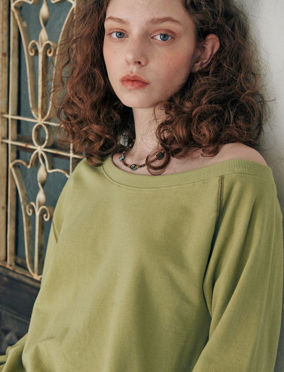 플랫웨이브 인 서울(FLATWAVE IN SEOUL) Kaya Unbalance Off Shoulder Sweatshirt Olive