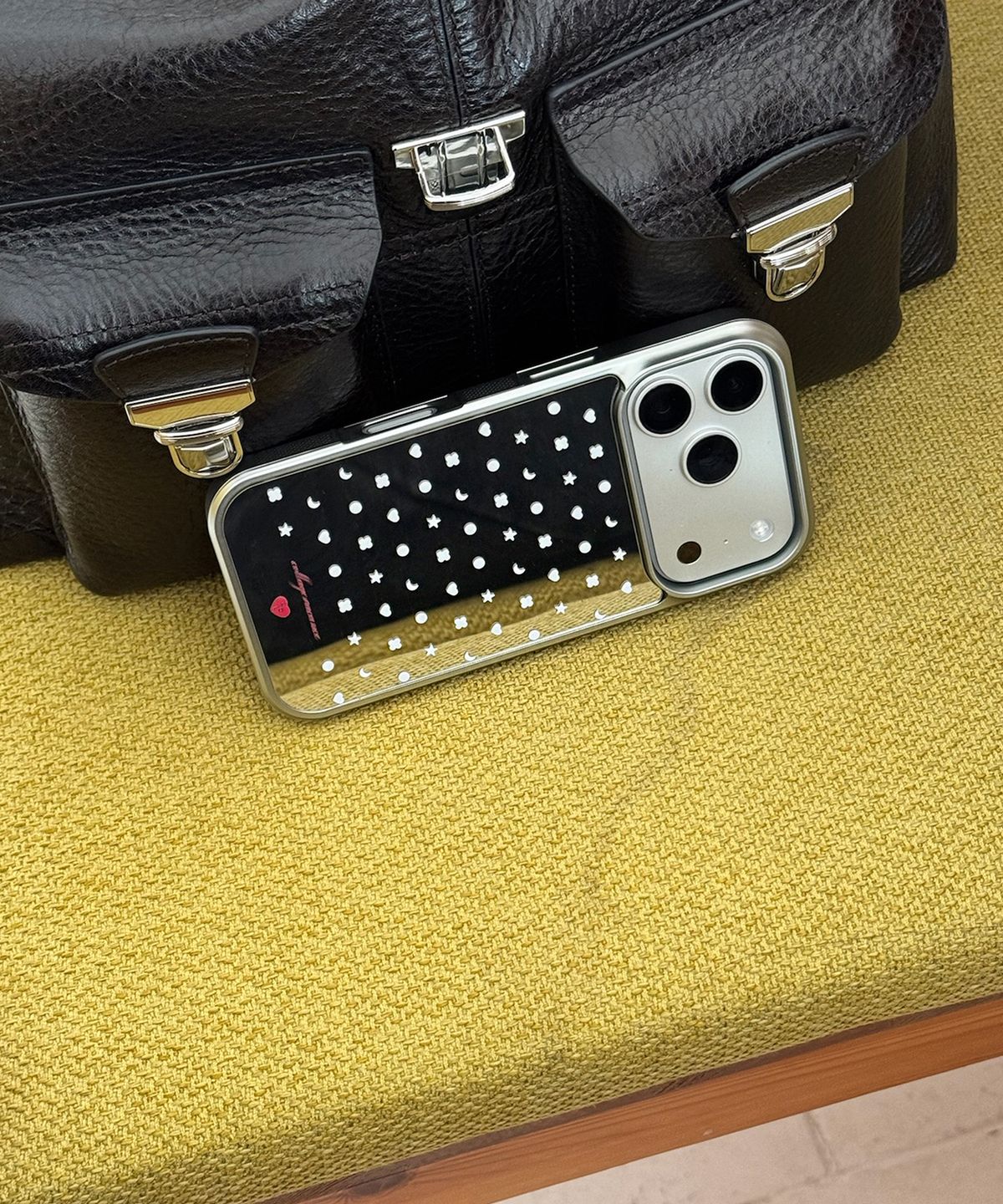 꼴라주바캉스(COLLAGEVACANCE) Col Pattern Mirror Silver Case (폰케이스) - White Shape