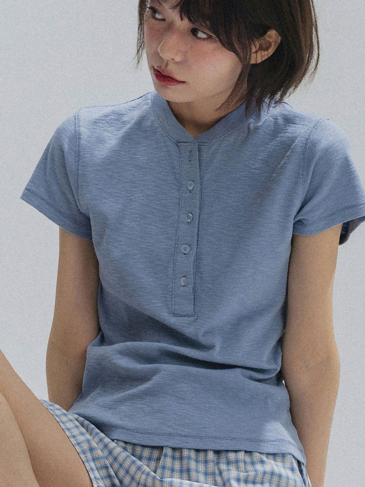 앤하츠(ANNEHEARTS) Henley Neck Cotton Tee_BLUE