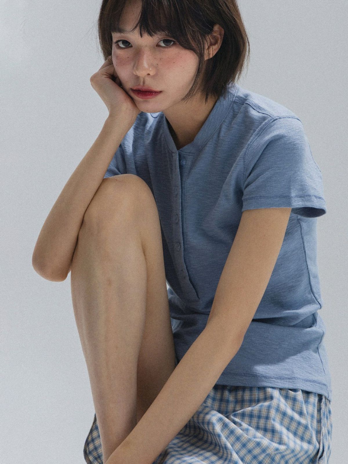 앤하츠(ANNEHEARTS) Henley Neck Cotton Tee_BLUE