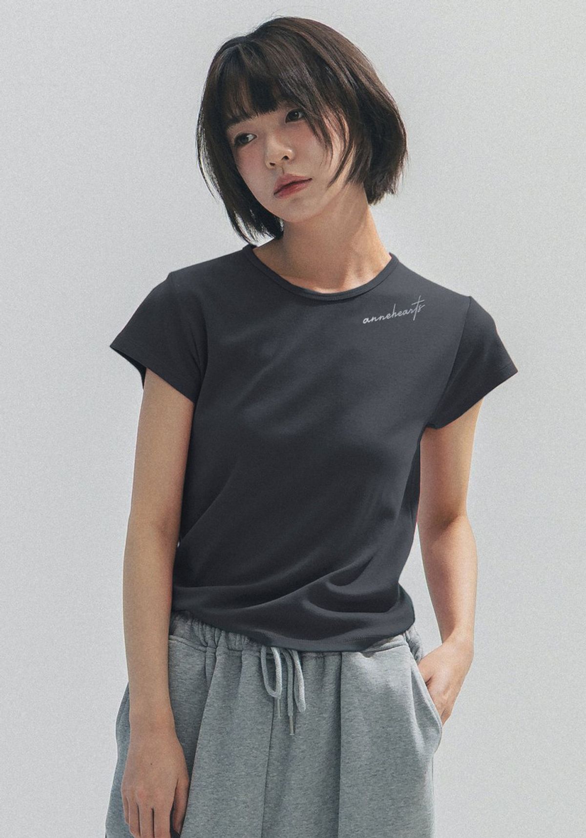 앤하츠(ANNEHEARTS) Slim Modal lettering Tee_CHARCOAL