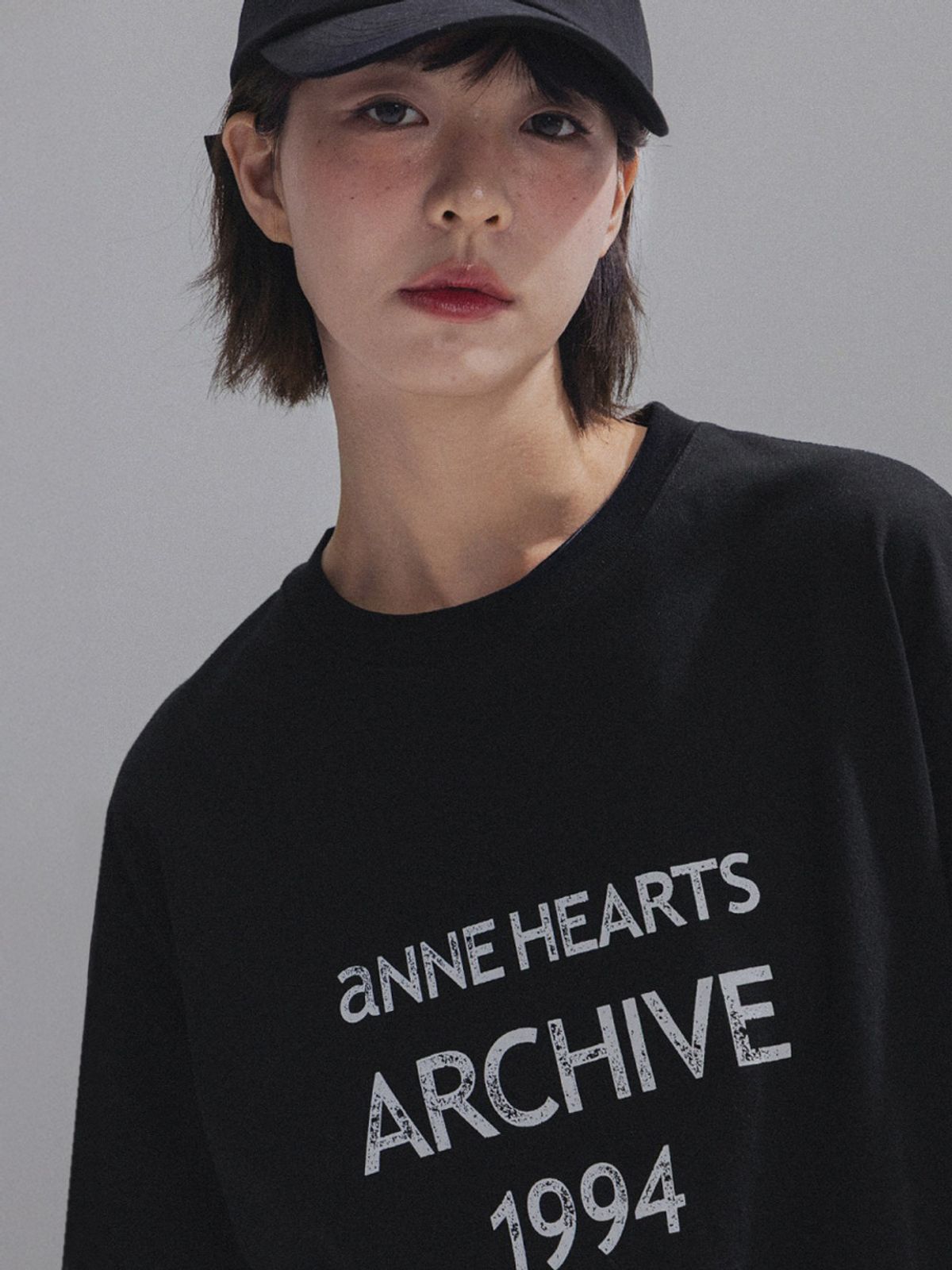 앤하츠(ANNEHEARTS) Vintage Letter ArchiveTee_BLACK