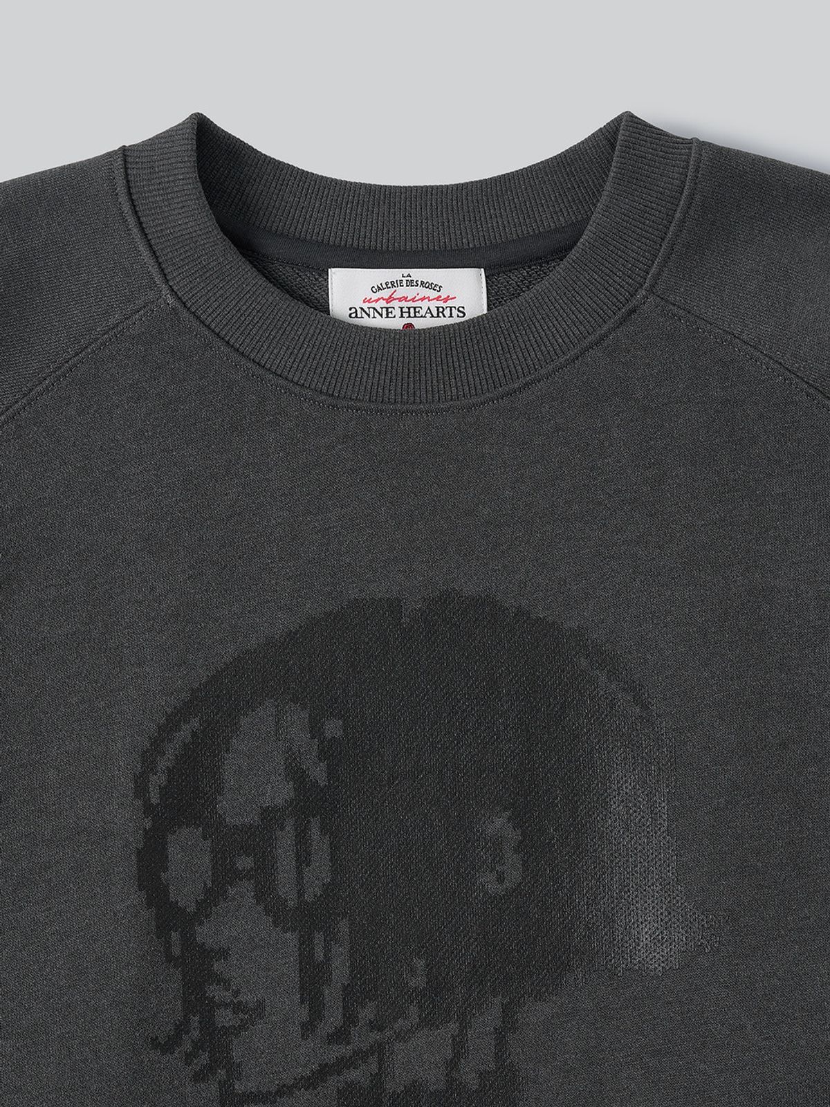 앤하츠(ANNEHEARTS) Vintage Muse Raglan Sweatshirt_CHARCOAL