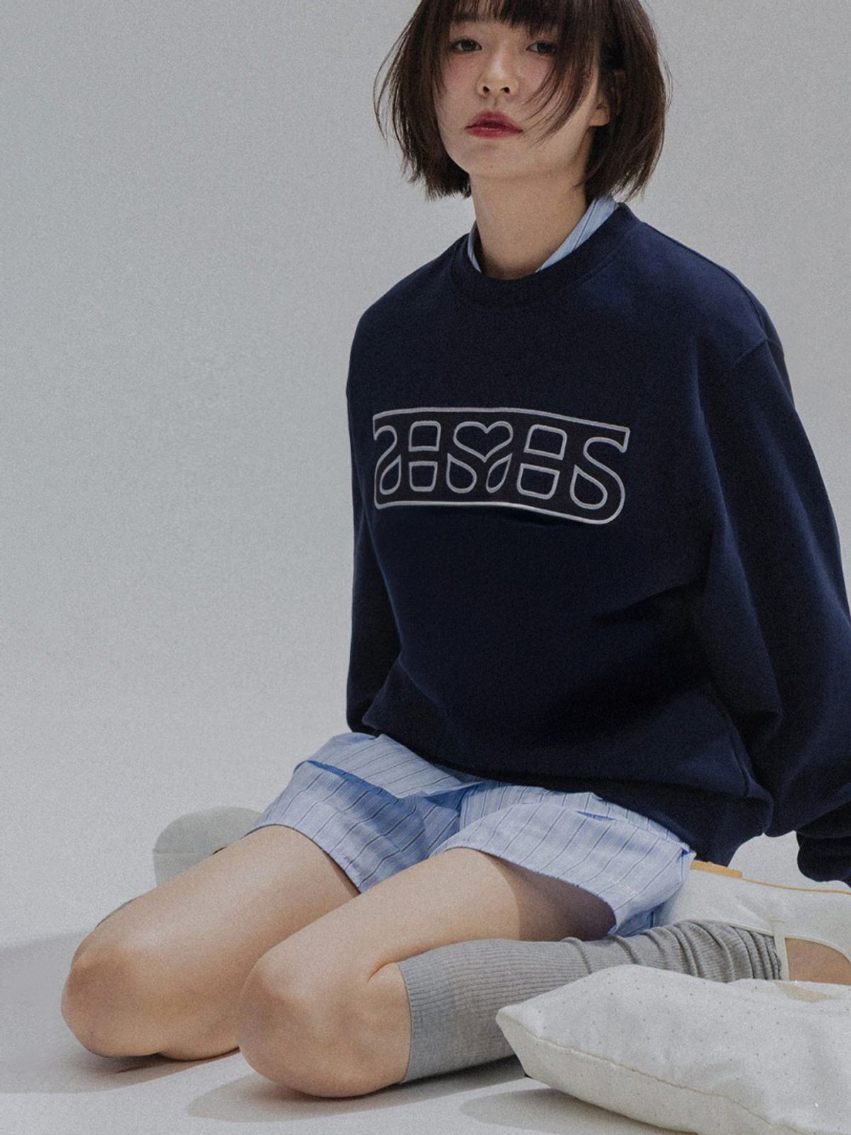 앤하츠(ANNEHEARTS) Heart Logo Patch Sweatshirt_NAVY