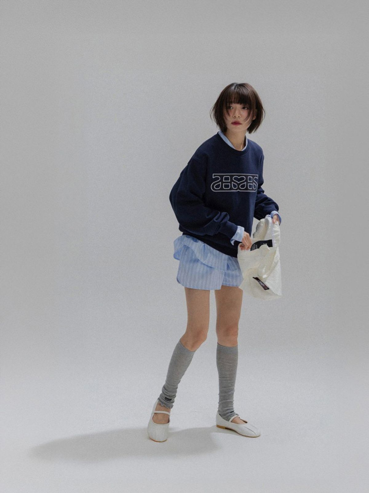 앤하츠(ANNEHEARTS) Heart Logo Patch Sweatshirt_NAVY