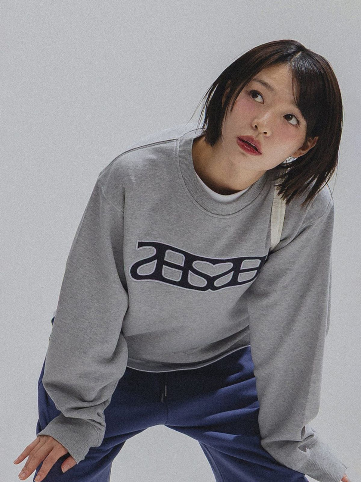앤하츠(ANNEHEARTS) Heart Logo Patch Sweatshirt_MELANGE