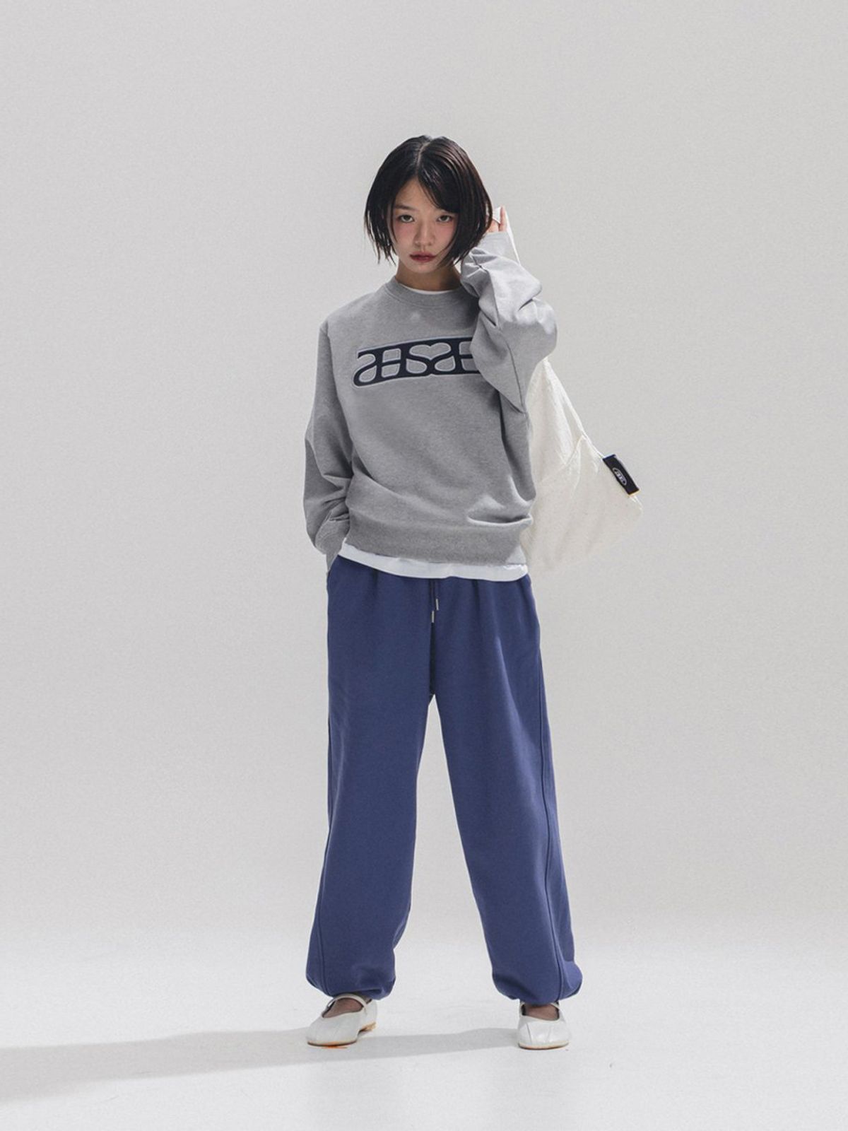앤하츠(ANNEHEARTS) Heart Logo Patch Sweatshirt_MELANGE