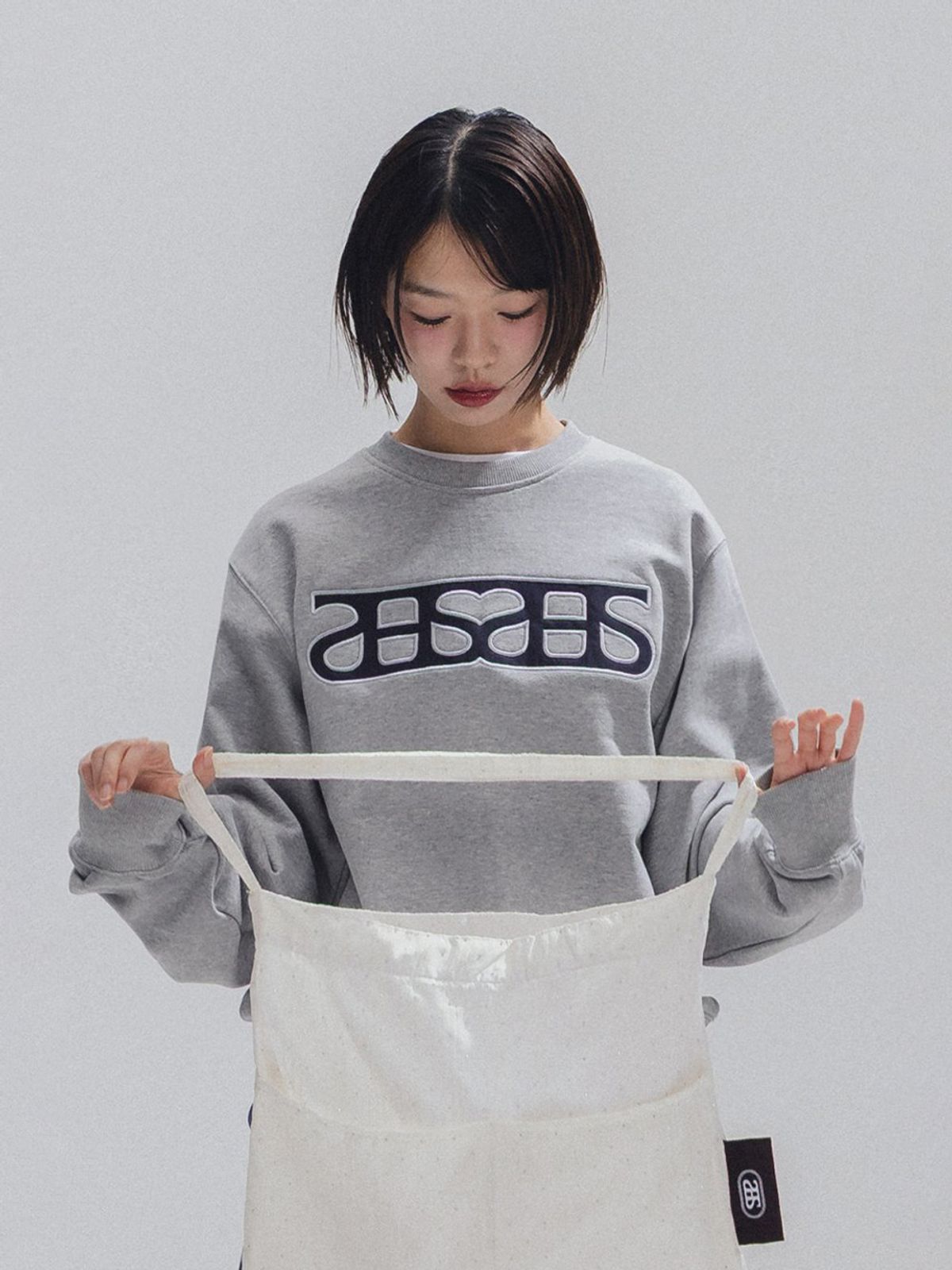 앤하츠(ANNEHEARTS) Heart Logo Patch Sweatshirt_MELANGE