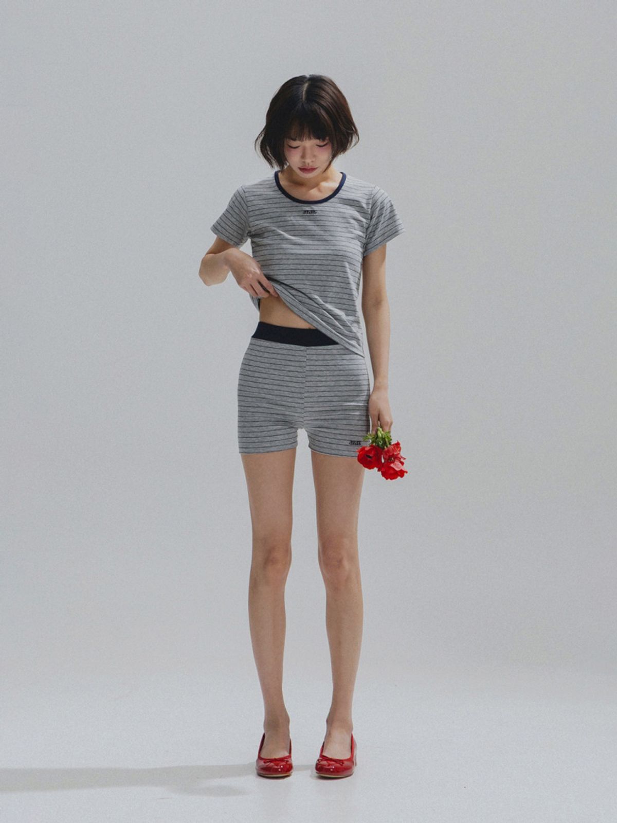 앤하츠(ANNEHEARTS) Nostalgic Stripe Round Top_GREY
