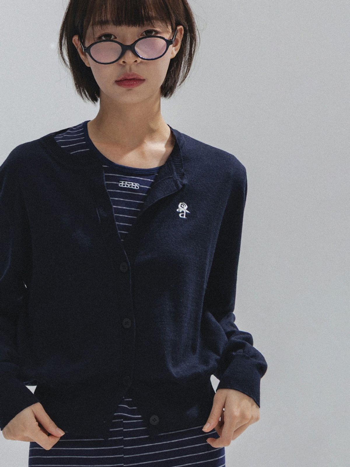 앤하츠(ANNEHEARTS) Floral Logo Wool Cardigan_NAVY
