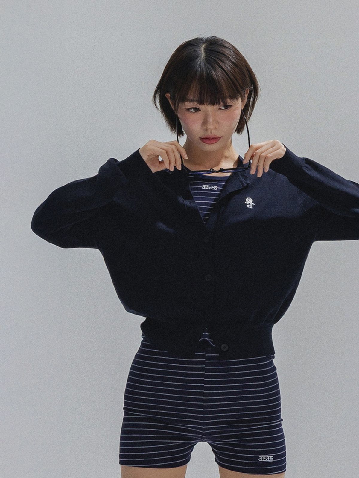 앤하츠(ANNEHEARTS) Floral Logo Wool Cardigan_NAVY