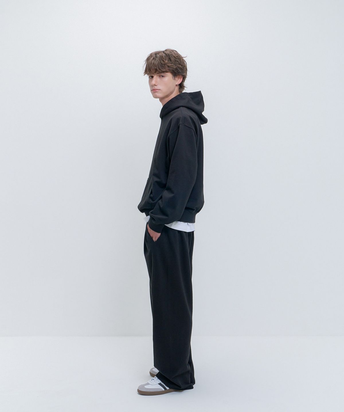 피에스쇼퍼(PSSHOPPER) 커브드 워싱 와이드 스웻 팬츠 [블랙]