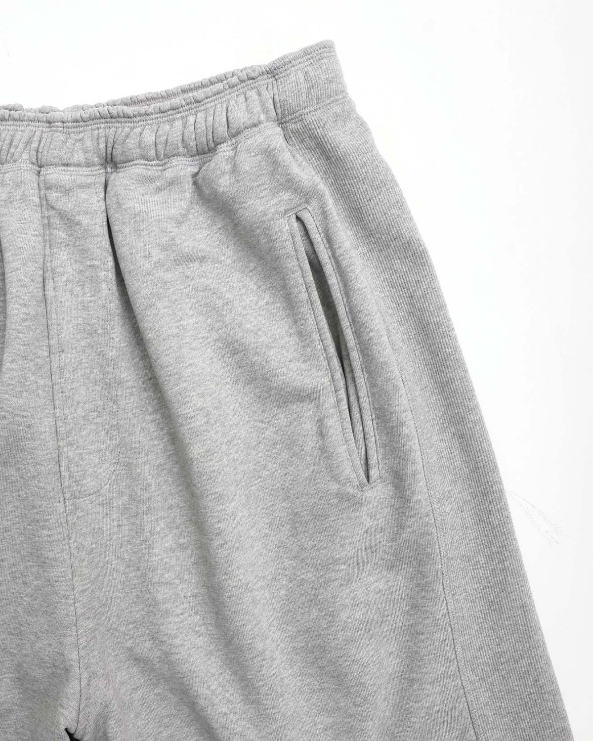 999휴머니티(999HUMANITY) 트랙 버뮤다 스웻 쇼츠 (멜란지 그레이)
