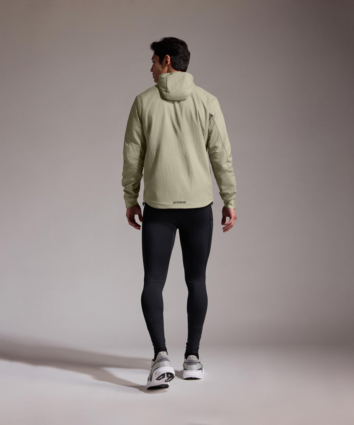 고어웨어(GOREWEAR) 컨커브 윈드스토퍼 ePE 인슐레이티드 후드 자켓 - 테크 베이지 (남성용) 방풍 보온 아우터