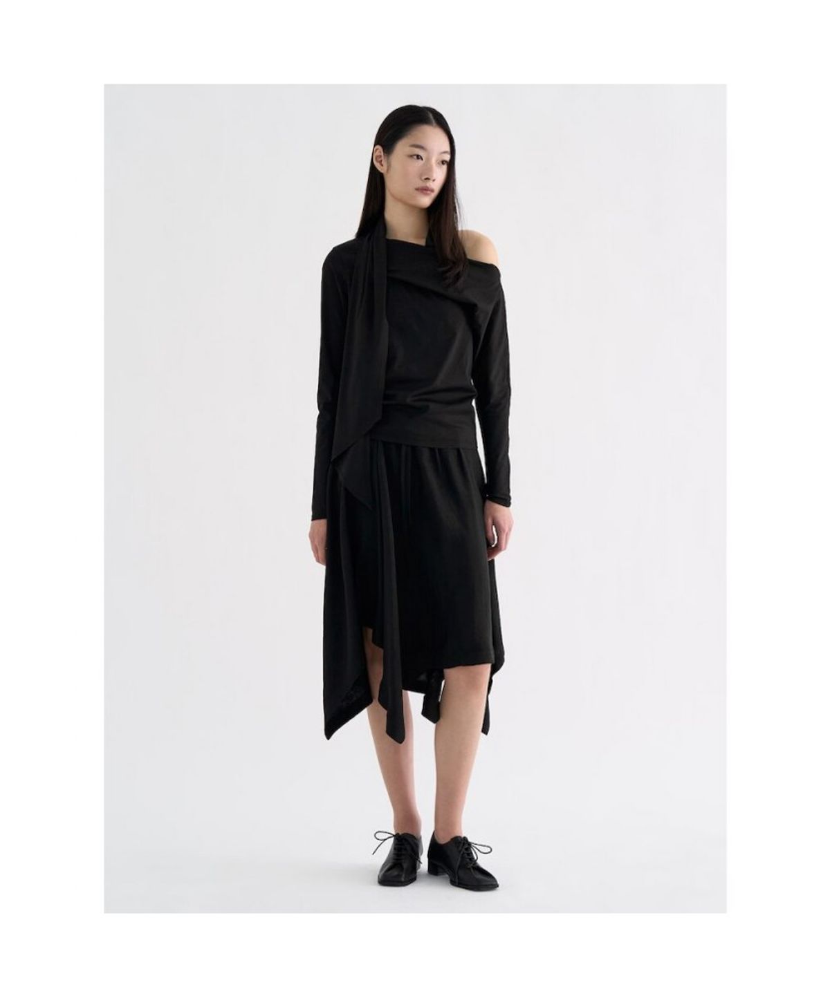 앙개(ANGGAE) Unbalanced Satin Skirt  Black