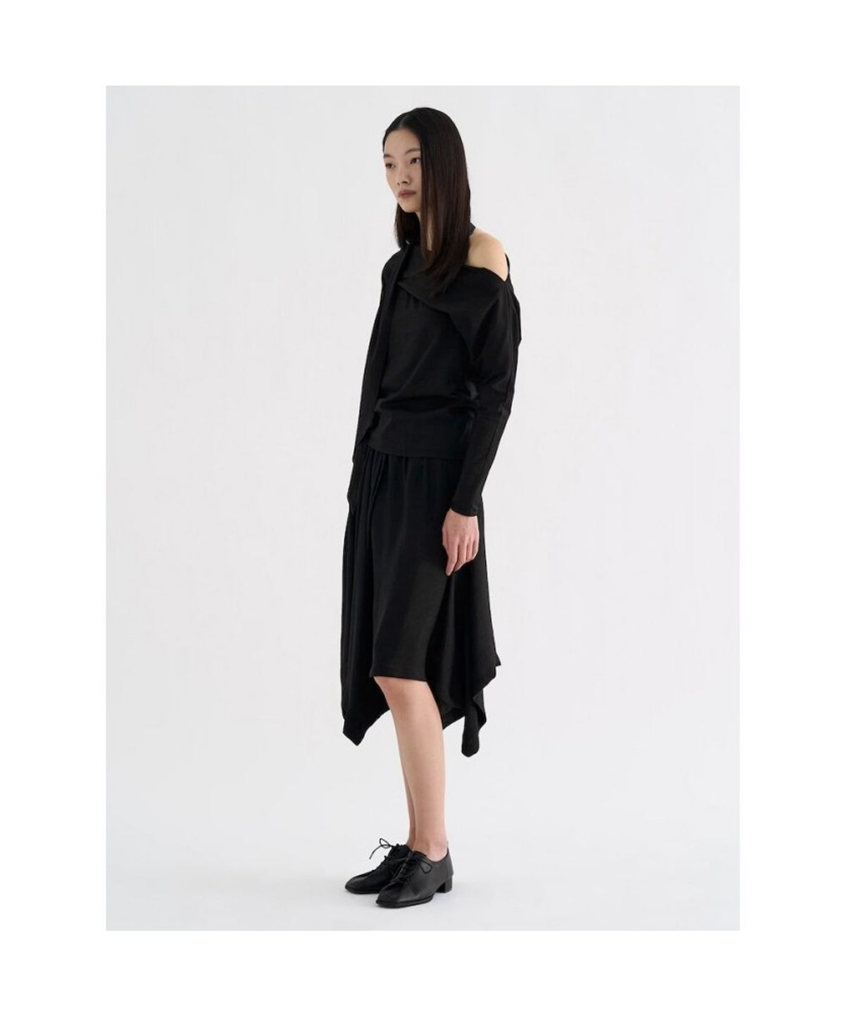 앙개(ANGGAE) Unbalanced Satin Skirt  Black