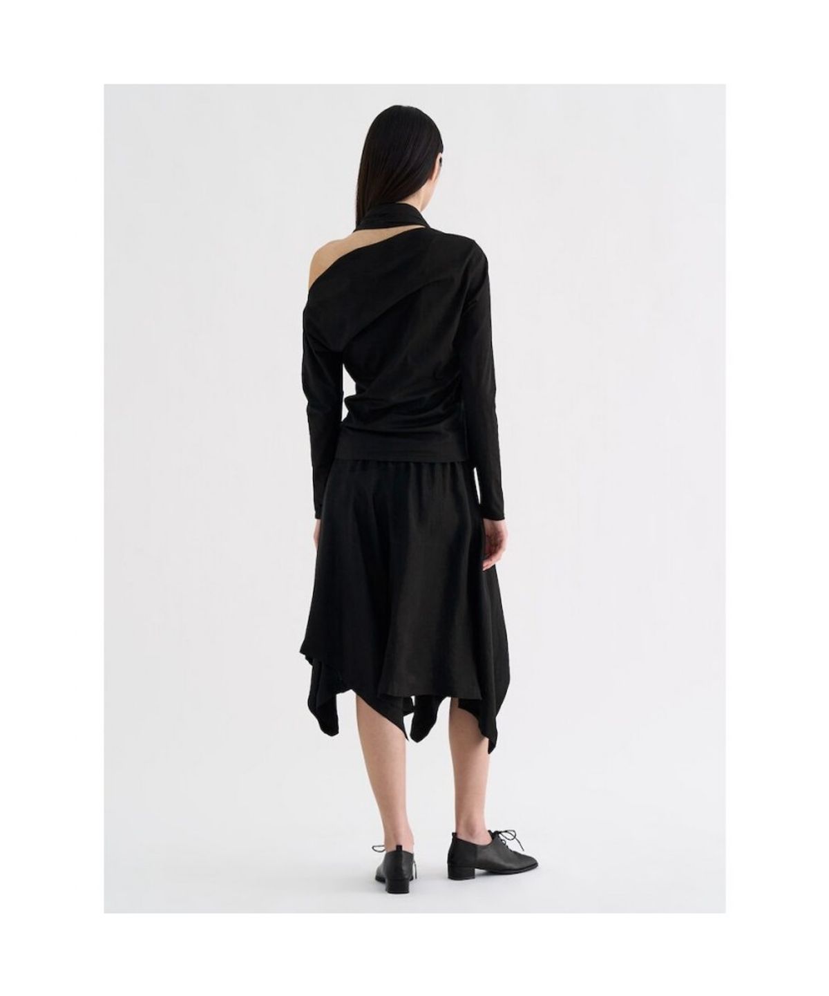 앙개(ANGGAE) Unbalanced Satin Skirt  Black