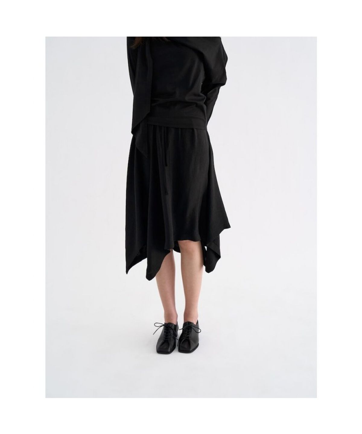 앙개(ANGGAE) Unbalanced Satin Skirt  Black