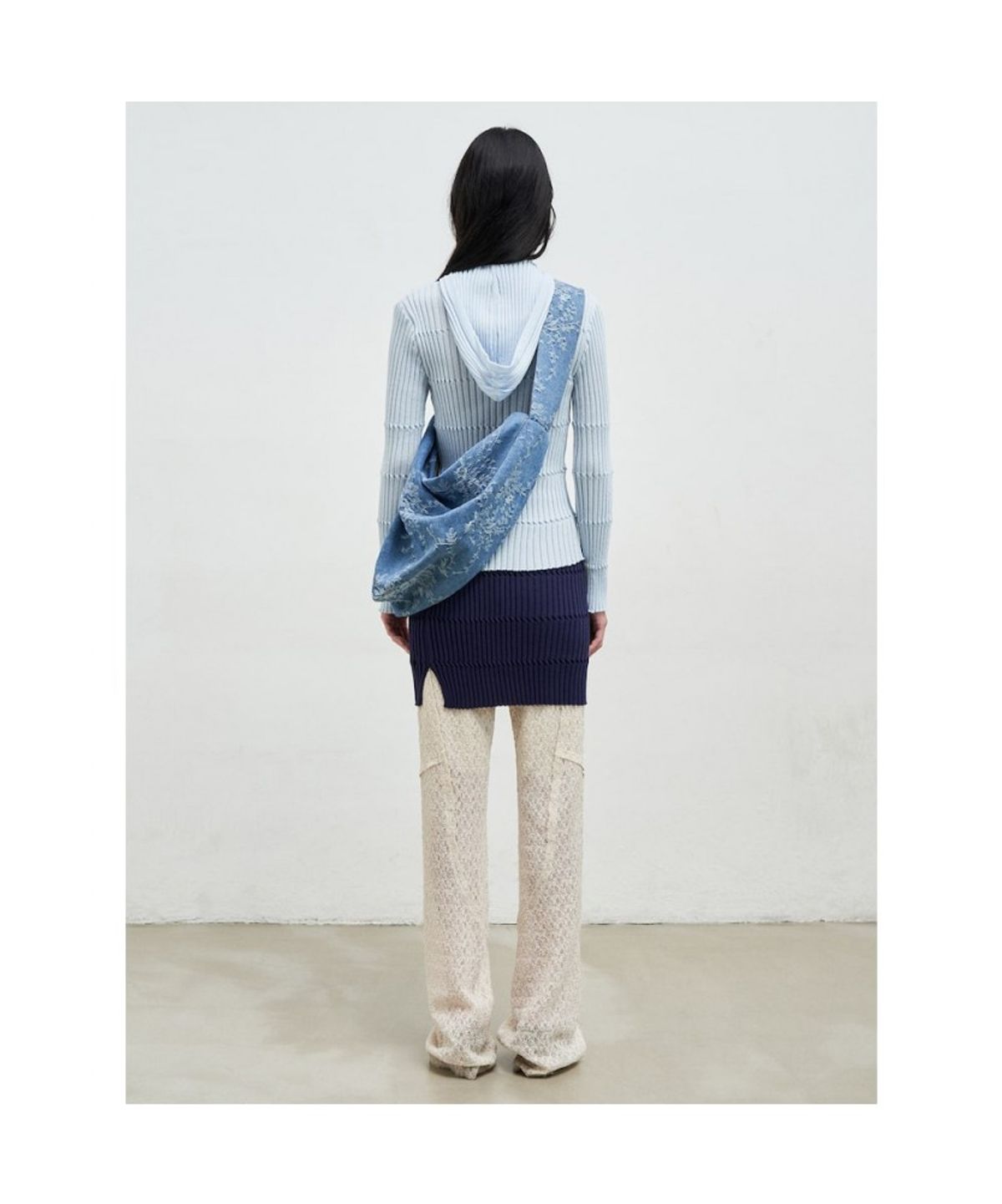 앙개(ANGGAE) Flower Jacquard Denim Triangle Bag  Blue