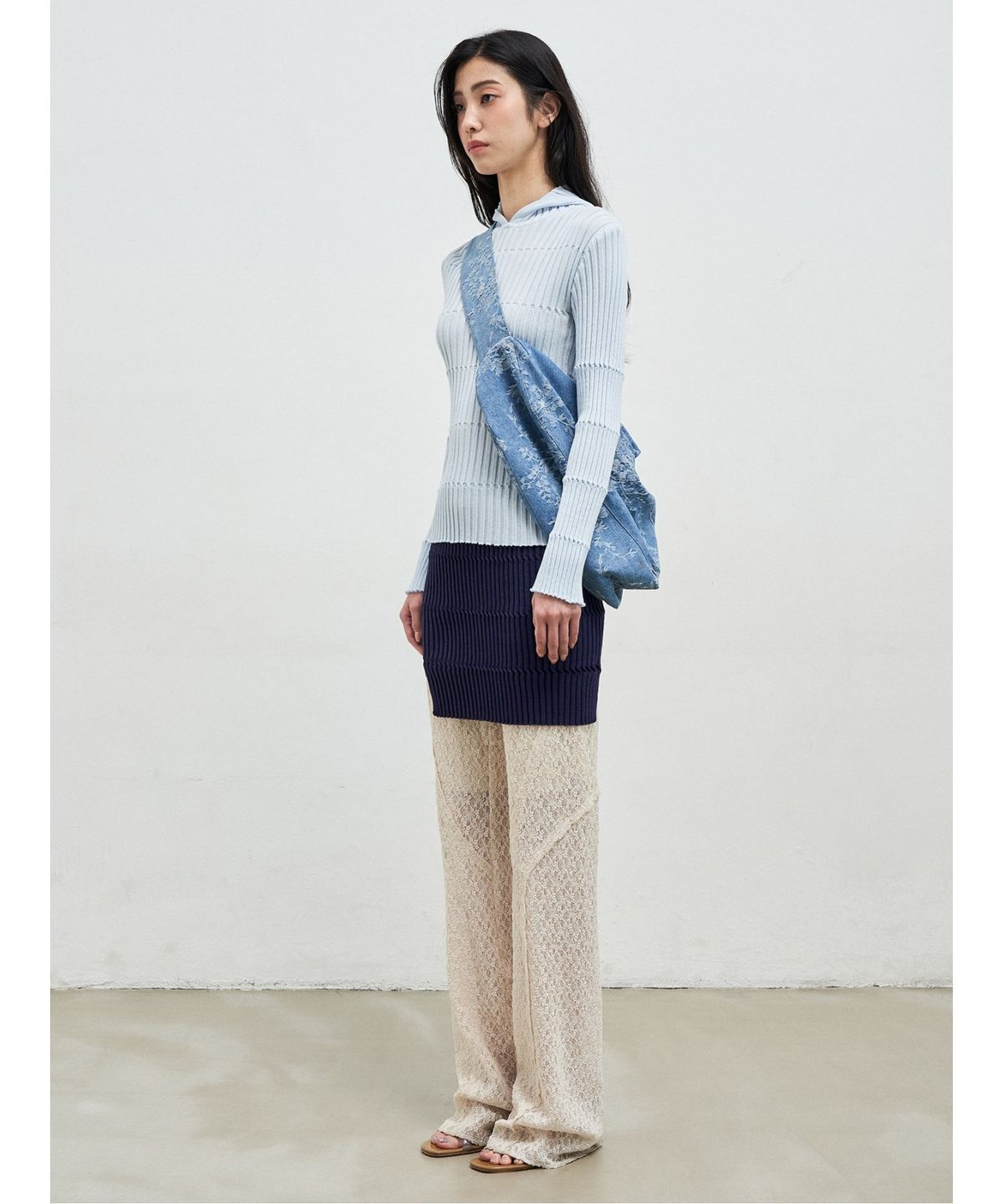 앙개(ANGGAE) Flower Jacquard Denim Triangle Bag  Blue