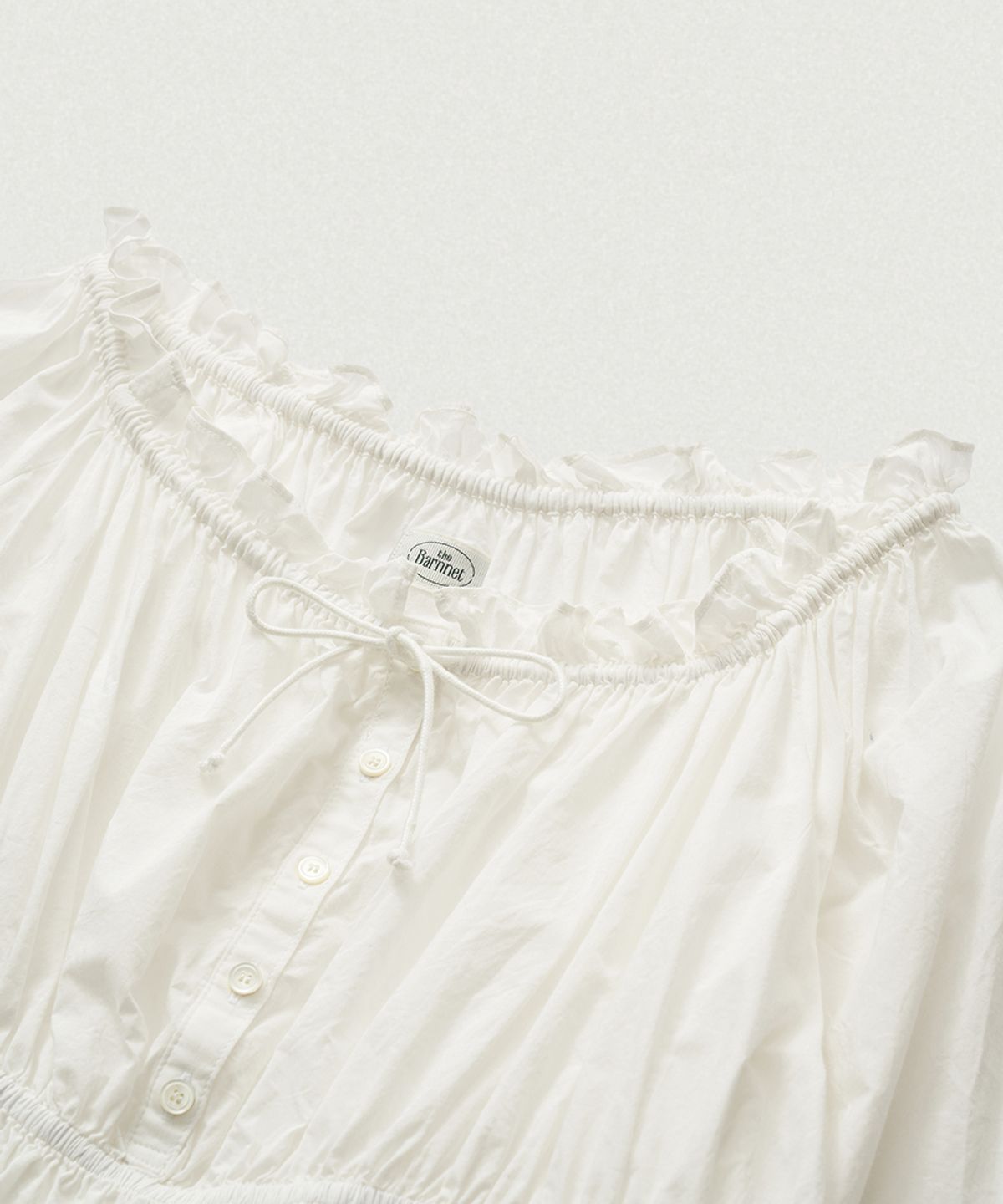 더바넷(THEBARNNET) Liore Frill Button Blouse_Ivory